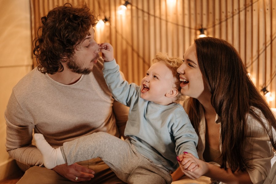 Família sorrindo em casa